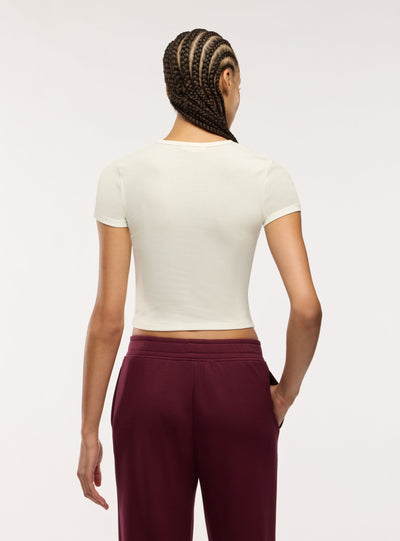 T-shirt crop con stampa college