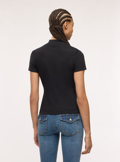 T-shirt a coste con collo lupetto