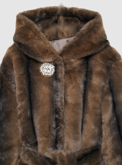 Cappotto con cappuccio e spilla gioiello