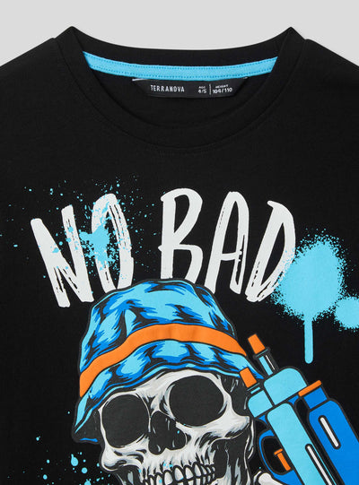 Camiseta con texto y estampado de calavera