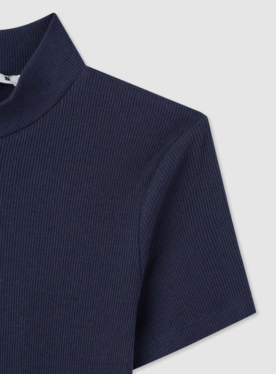 T-shirt a coste con collo lupetto