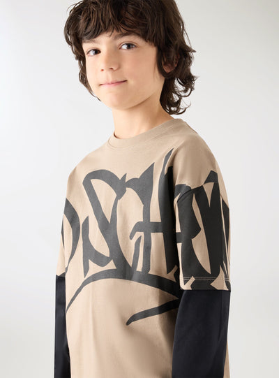T-shirt con stampa graffiti