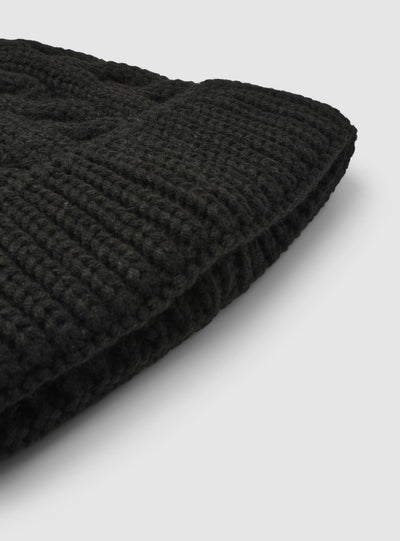 Cappellino in maglia a trecce con risvolto