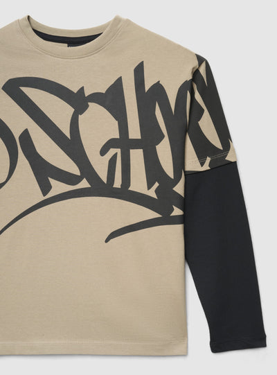 T-shirt con stampa graffiti