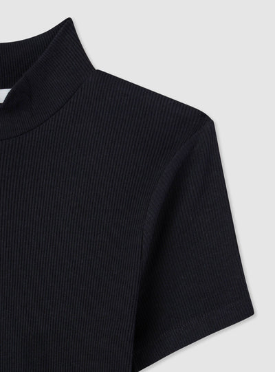 T-shirt a coste con collo lupetto