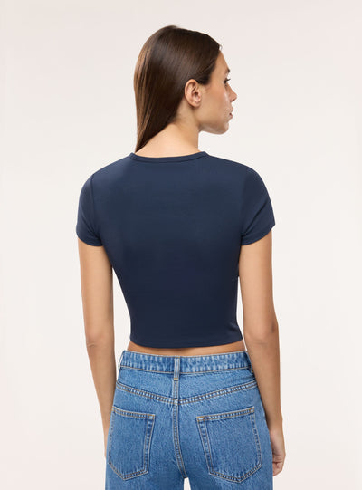 T-shirt crop con stampa college