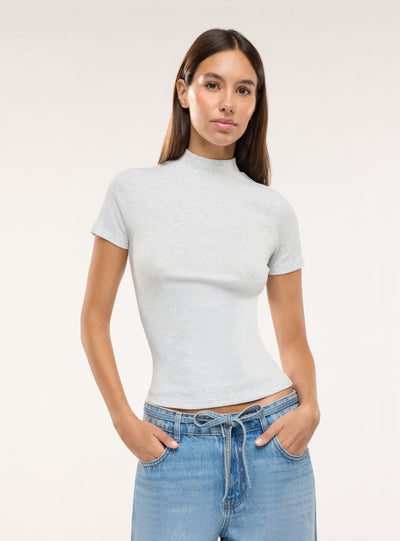 T-shirt a coste con collo lupetto