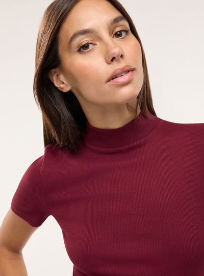 T-shirt a costine con collo lupetto
