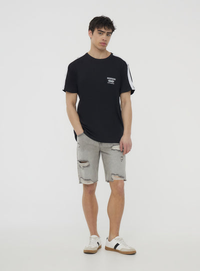 Pantaloncini di jeans con stappi sfrangiati