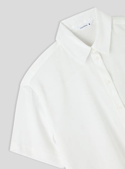 Camicia crop a maniche corte con taschino in effetto raso