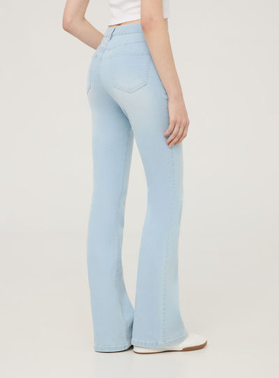 Jeans chiari a zampa a vita alta