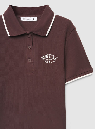 T-shirt con colletto polo e ricamo college