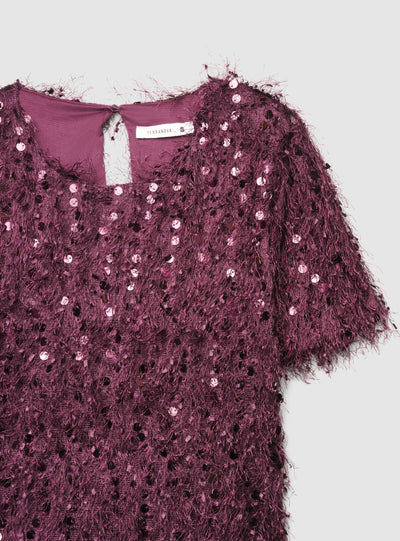 T-shirt crop con paillettes e piumette