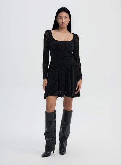 Vestito in pizzo con scollo quadrato