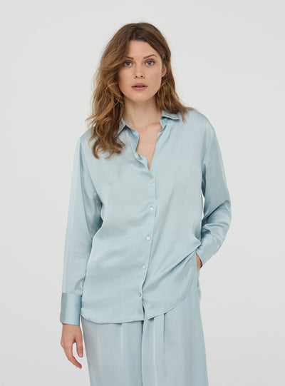 Camicia ampia effetto raso tinta unita