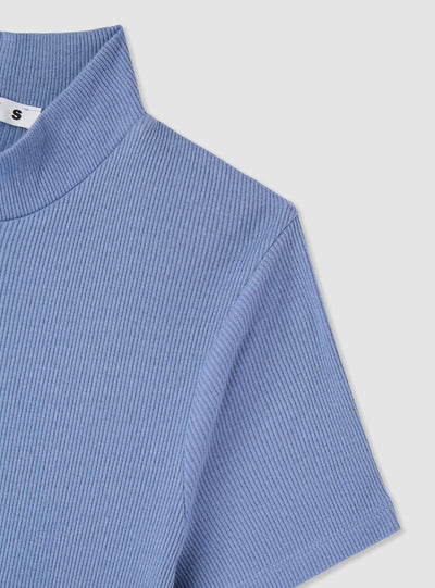 T-shirt a costine con collo lupetto