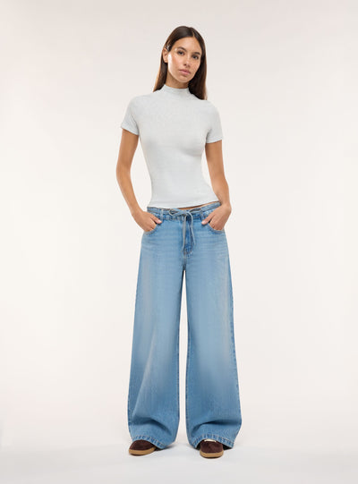 T-shirt a coste con collo lupetto