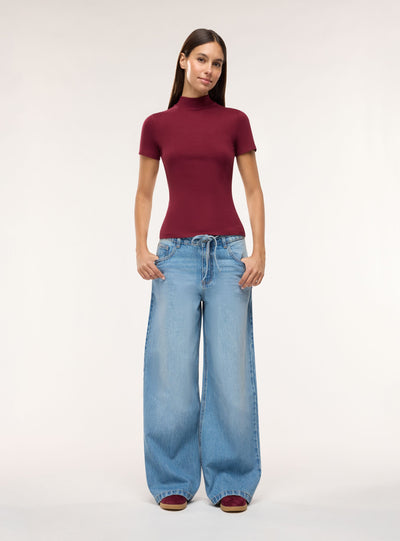 T-shirt a costine con collo lupetto