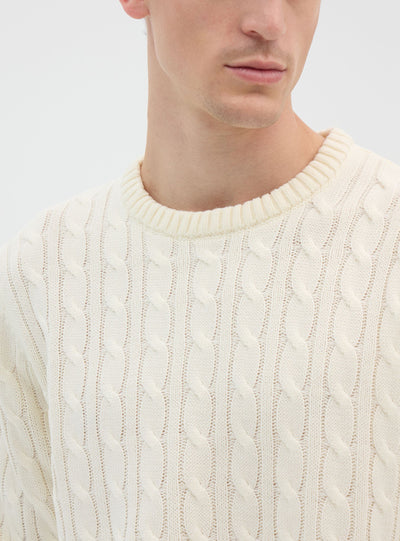 Pull à col rond avec travail en torsades