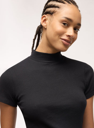 T-shirt a coste con collo lupetto