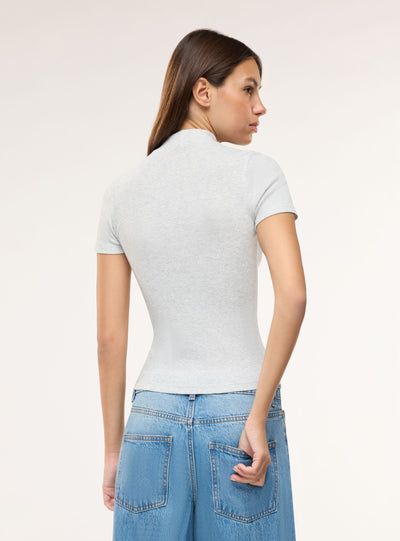 T-shirt a coste con collo lupetto