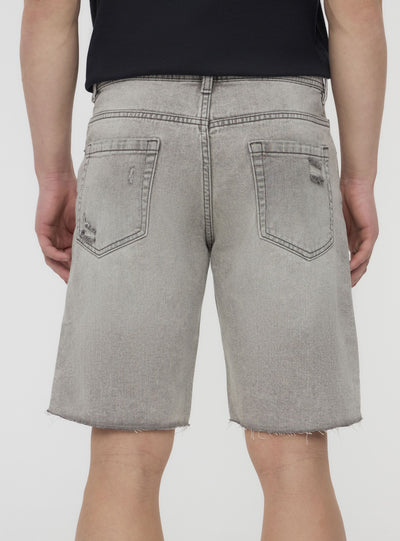 Pantaloncini di jeans con stappi sfrangiati