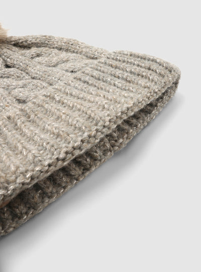 Berretto a trecce con pompon effetto luccicante