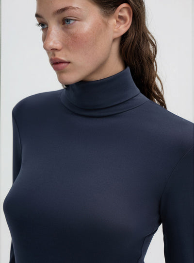 T-shirt a maniche lunghe con collo alto