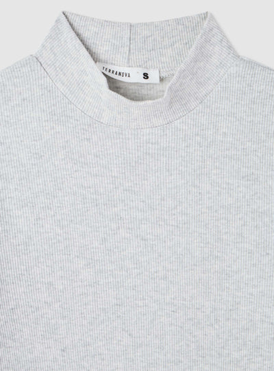 T-shirt a coste con collo lupetto