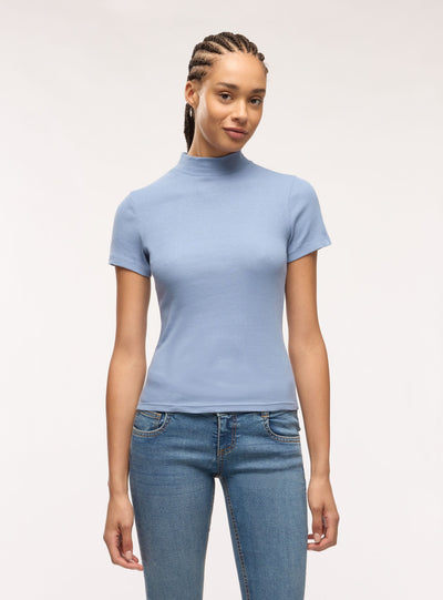 T-shirt a costine con collo lupetto