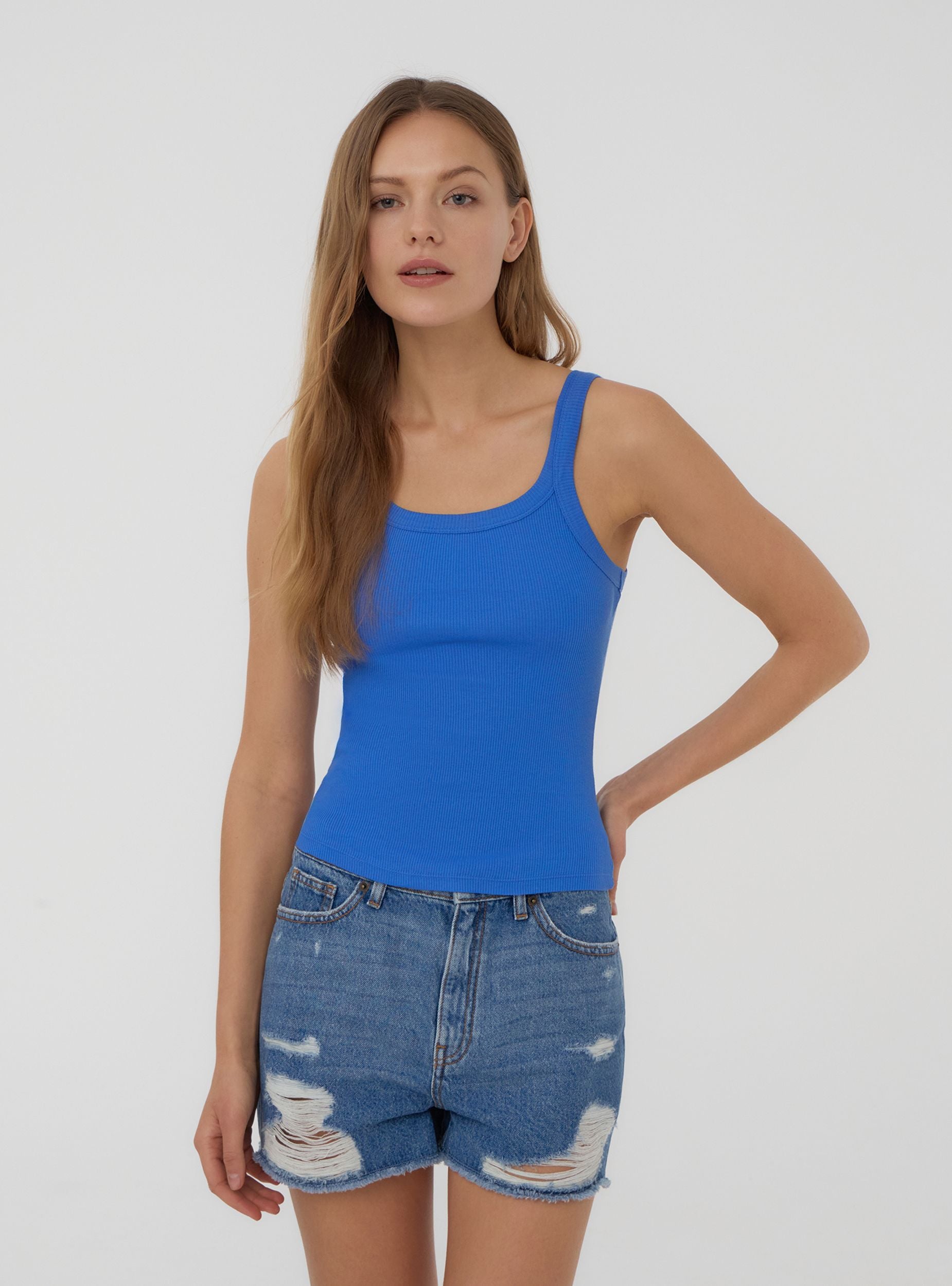 Tank top with wide scoop neck in solid colour - Terranova
