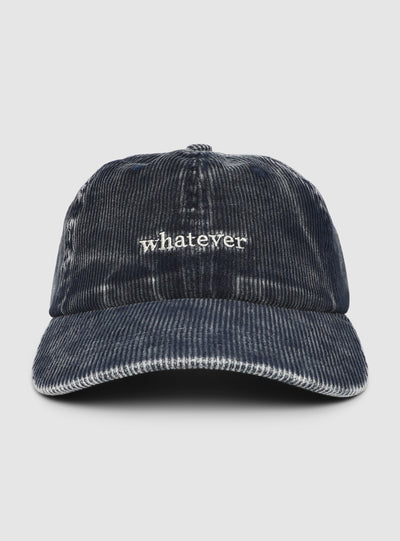 Cappellino effetto velluto con scritta ricamata