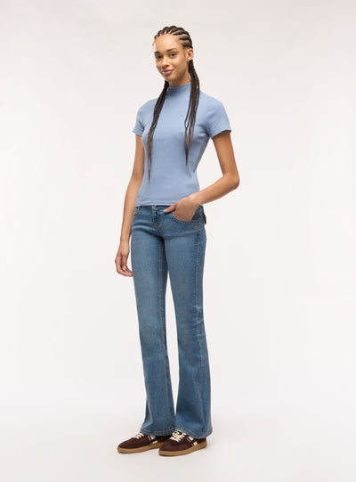 T-shirt a costine con collo lupetto