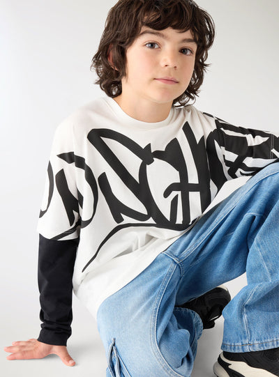 T-shirt con stampa graffiti