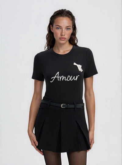 T-shirt aderente con scritta e fiocco in pizzo