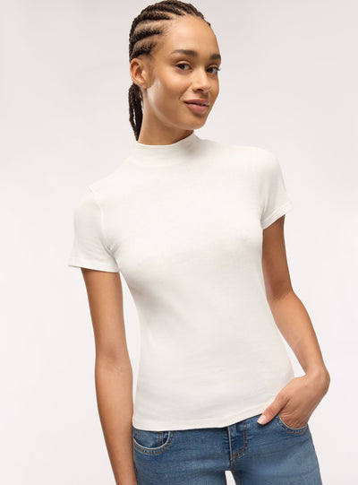 T-shirt a costine con collo lupetto