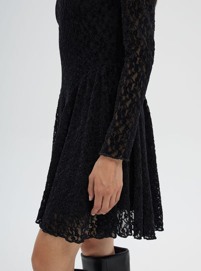 Vestito in pizzo con scollo quadrato