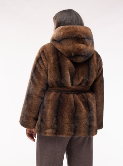 Cappotto con cappuccio e spilla gioiello