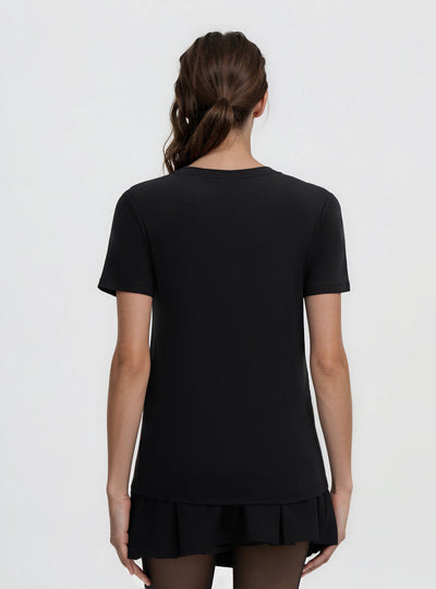 T-shirt aderente con scritta e fiocco in pizzo
