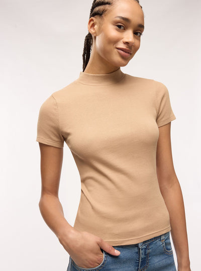 T-shirt a costine con collo lupetto