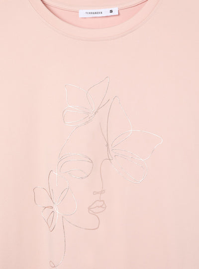 T-shirt con stampa volto e farfalle