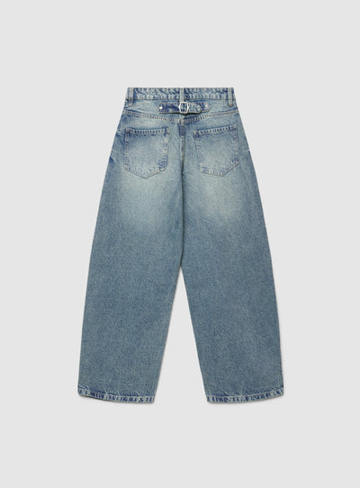 Jeans barrel con fibbia posteriore