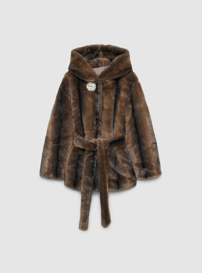 Cappotto con cappuccio e spilla gioiello