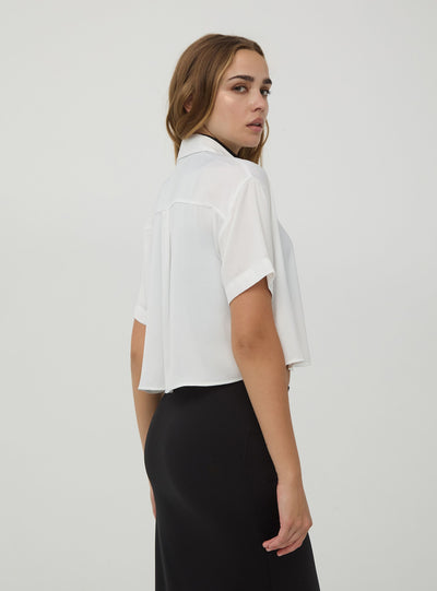 Camicia crop a maniche corte con taschino in effetto raso