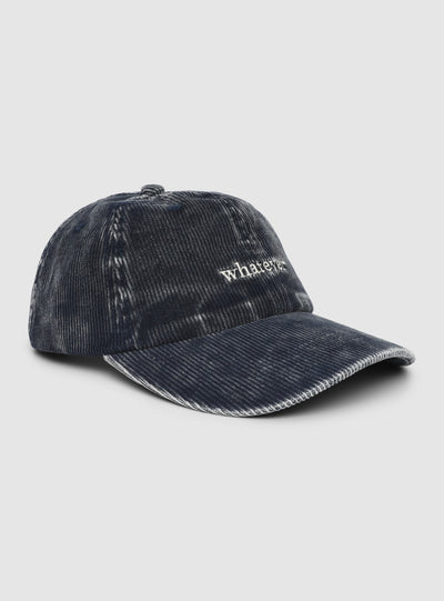 Cappellino effetto velluto con scritta ricamata