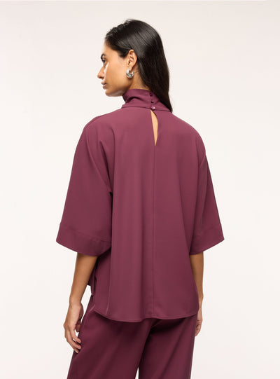 Blusa con collo alto e maniche 3/4