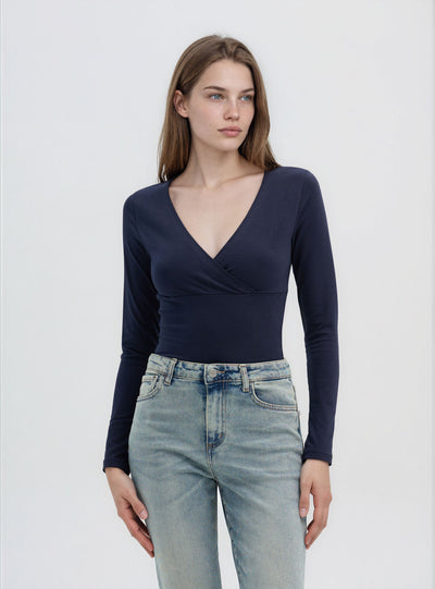 T-shirt a maniche lunghe con scollo incrociato
