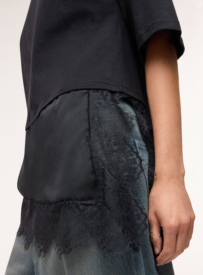 T-shirt con fondo asimmetrico e inserti in pizzo