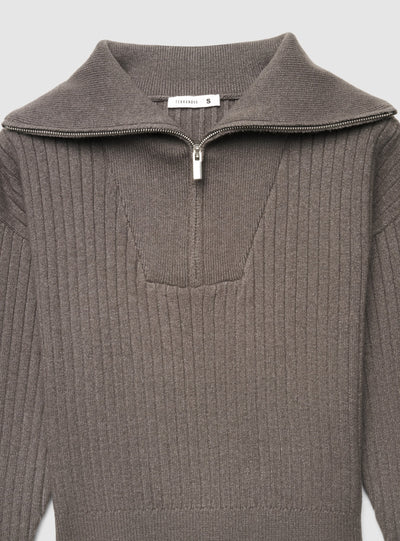 Maglia a coste con zip al collo