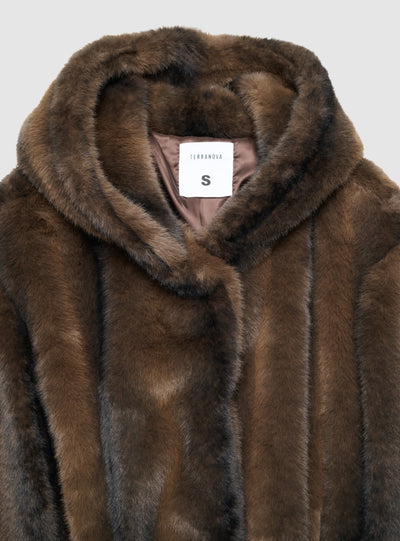 Cappotto effetto pelo con cappuccio e cintura